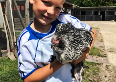 Carlo mit dem neuen Huhn