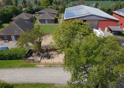 Der Ferienhof von oben mit Blick auf die 4 Ferienhäuser
